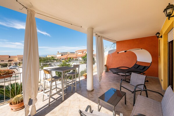 Outdoor dining - Holiday Home "Villetta Capitana Vista Mare" with Garden & Wi-Fi (Quartu Sant'Elena)