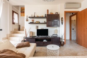 TV, ping pong - Holiday Home "Villetta Capitana Vista Mare" with Garden & Wi-Fi (Quartu Sant'Elena)