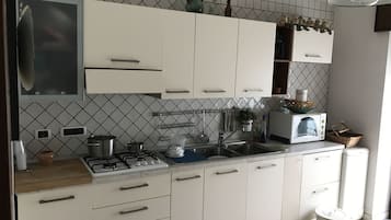 KĂŒhlschrank, Mikrowelle, Ofen, Herdplatte