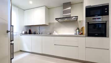 Geladeira, micro-ondas, fogão, cooktop