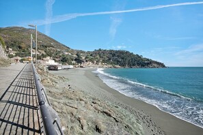 Beach nearby - Apartment "Casa Mare Montaretto 1" with Sea View, Balcony & Wi-Fi (Bonassola)