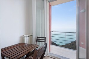Dining - Apartment "Casa Mare Montaretto 1" with Sea View, Balcony & Wi-Fi (Bonassola)