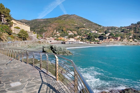 Plage à proximité. Appartement "Casa Mare Montaretto 2" avec vue sur la mer, terrasse privée et Wi-Fi