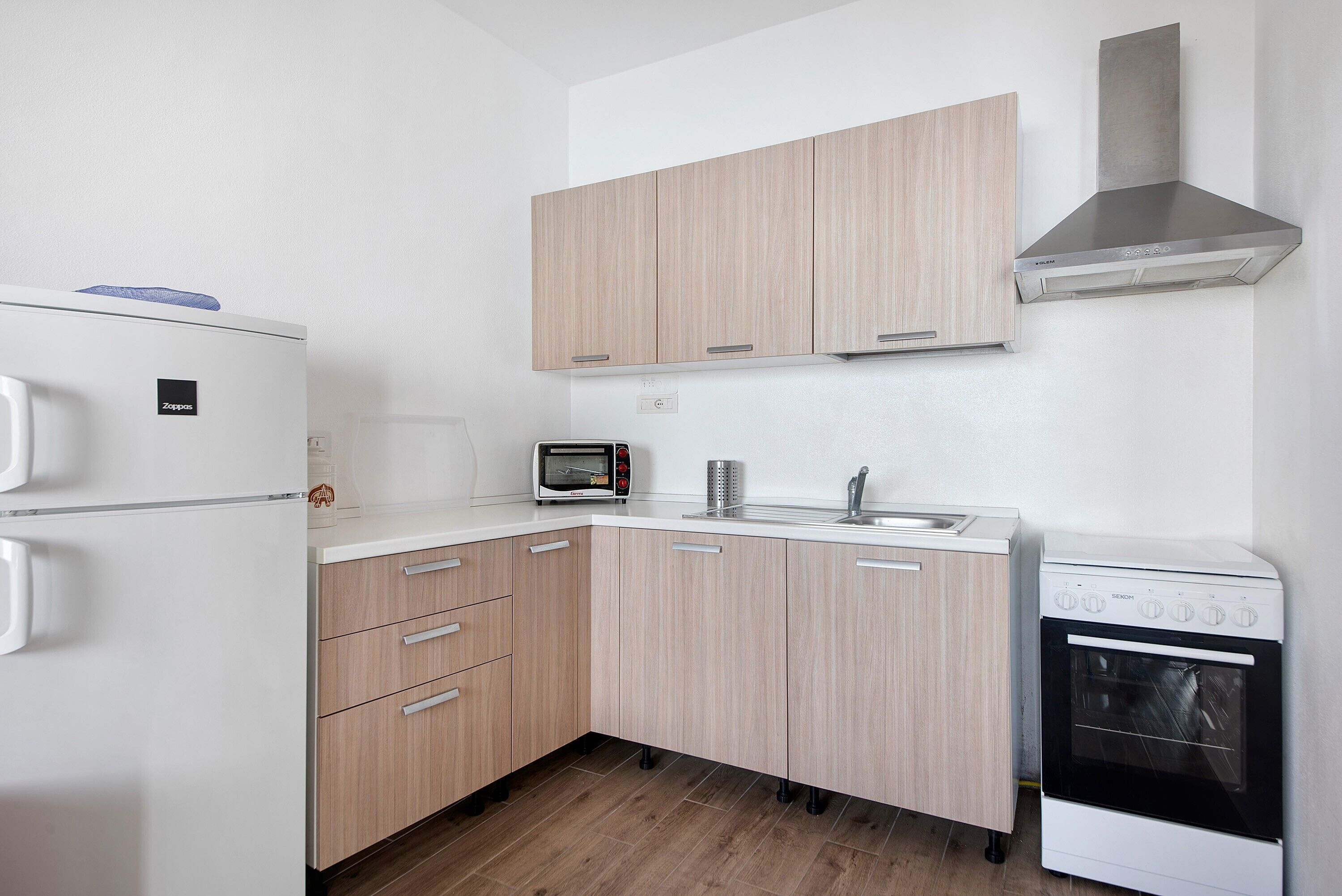 Refrigerador, horno, parrilla de estufa y cafetera y tetera 