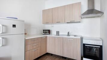 Refrigerador, horno, parrilla de estufa y cafetera y tetera