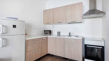 Réfrigérateur, four, plaque de cuisson, cafetiÚre/bouilloire