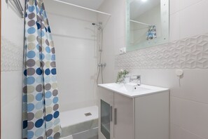 Dusche, Haartrockner, Handtücher