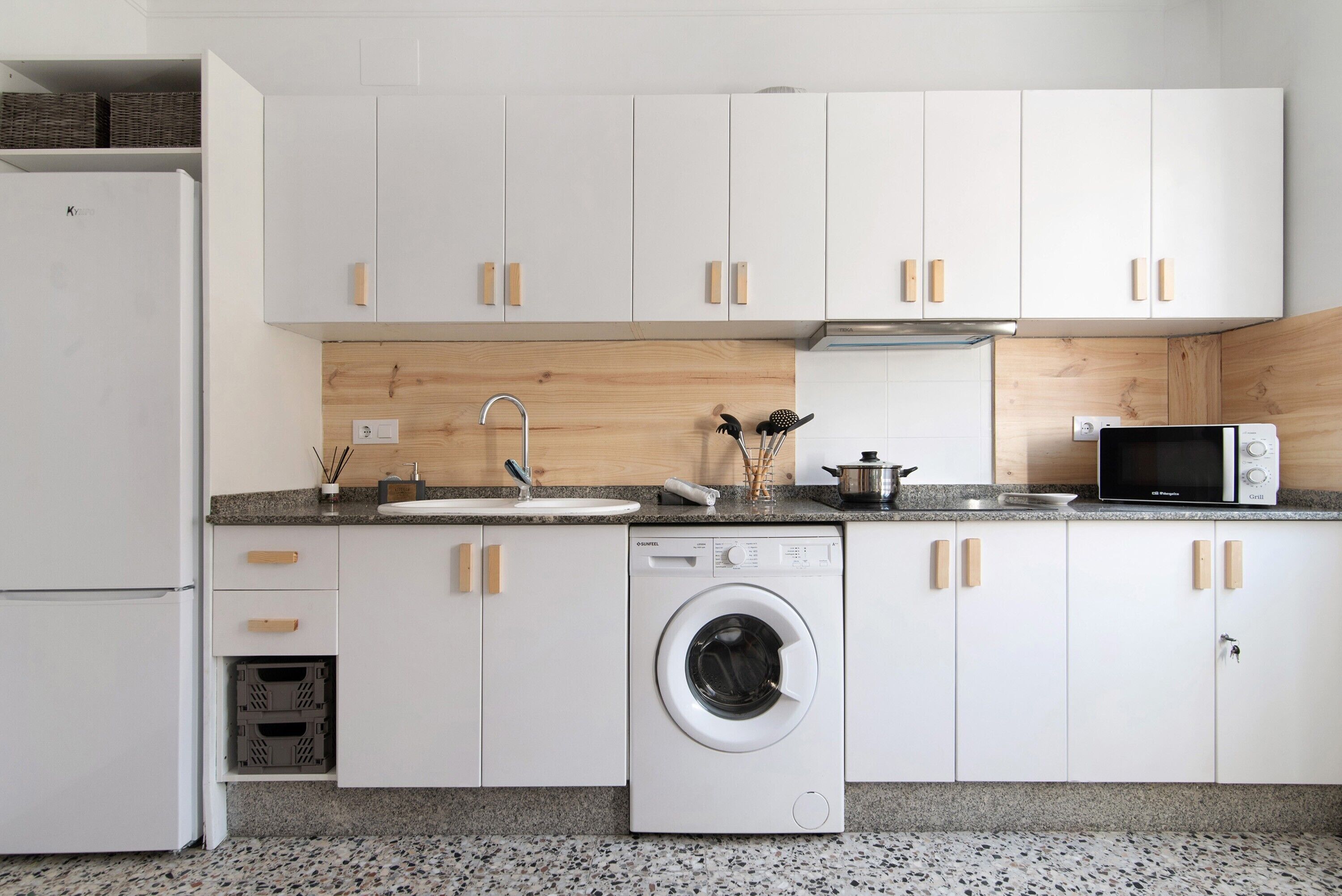 Kühlschrank, Mikrowelle, Herdplatte, Wasserkocher mit Kaffee-/Teezubehör