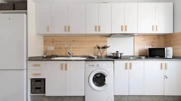 KĂŒhlschrank, Mikrowelle, Herdplatte, Wasserkocher mit Kaffee-/Teezubehör