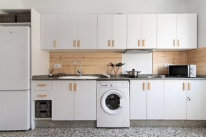 Køleskab, mikrobølgeovn, kogeplade, kaffe-/temaskine