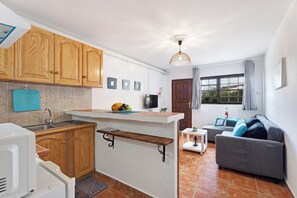 Kjøleskap, mikrobølgeovn, kokeplater og kaffetrakter/tekoker