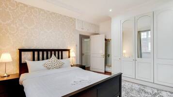 3 bedrooms, desk, iron/ironing board, WiFi