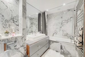 Dusche, Haartrockner, Handtücher, Shampoo