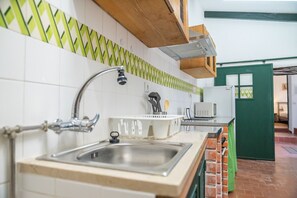 Een koelkast, een magnetron, een oven, een waterkoker