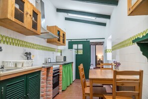 Een koelkast, een magnetron, een oven, een waterkoker