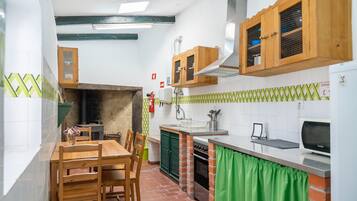 Frigorifero, microonde, forno, bollitore elettrico