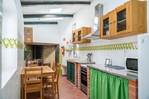 Kühlschrank, Mikrowelle, Ofen, Wasserkocher