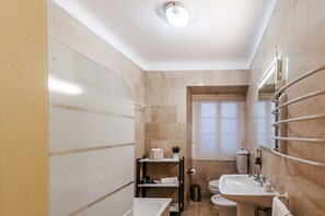 Baignoire, sèche-cheveux, serviettes fournies