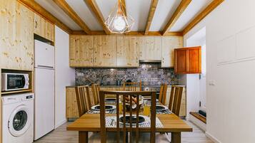 Fridge, microwave, oven, coffee/tea maker