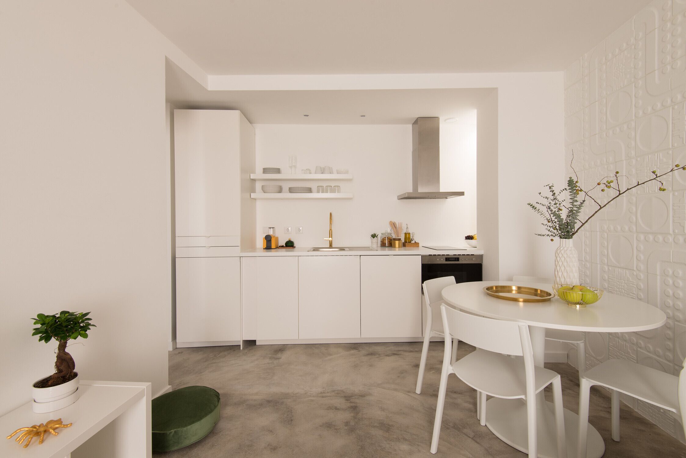 Kylskåp, mikrovågsugn, ugn och kaffe- och tebryggare