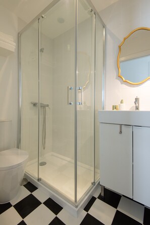 Shower, hair dryer, towels, soap - CASASUPERTUBOS APART 9 (Peniche)