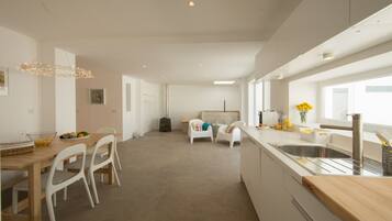 Kjøleskap, mikrobølgeovn, ovn og kaffetrakter/tekoker