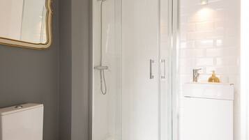 Dusche, Haartrockner, HandtĂŒcher, Seife