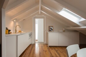 Kjøleskap, mikrobølgeovn, ovn og kaffetrakter/tekoker