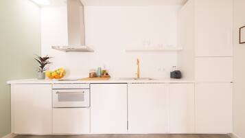 Fridge, microwave, oven, coffee/tea maker