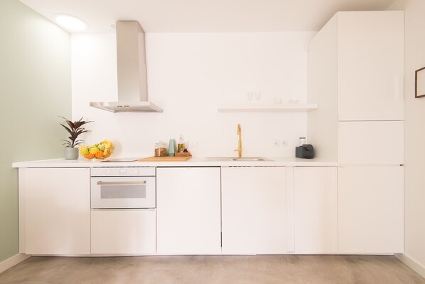 Fridge, microwave, oven, coffee/tea maker