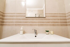 Douche, sèche-cheveux, serviettes fournies, savon