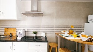 Una cocina moderna con estufa a gas, tostadora y cafetera.