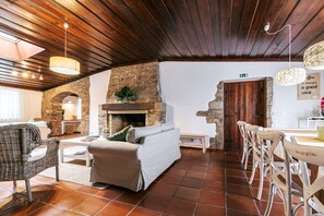 Télévision, cheminée