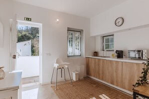 Kühlschrank, Mikrowelle, Wasserkocher mit Kaffee-/Teezubehör