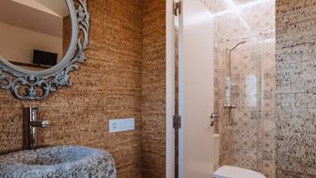 Douche, sèche-cheveux, serviettes fournies, savon