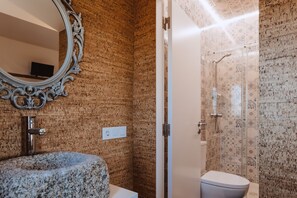 Een douche, een haardroger, handdoeken, zeep