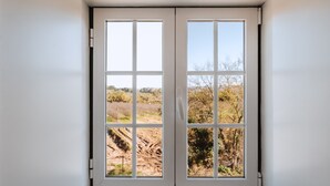 A white-framed window with a clear view of a landscape outside. - Encosta d'Óbidos T3 (Óbidos)