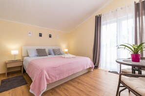 4 bedrooms, iron/ironing board, WiFi, bed sheets