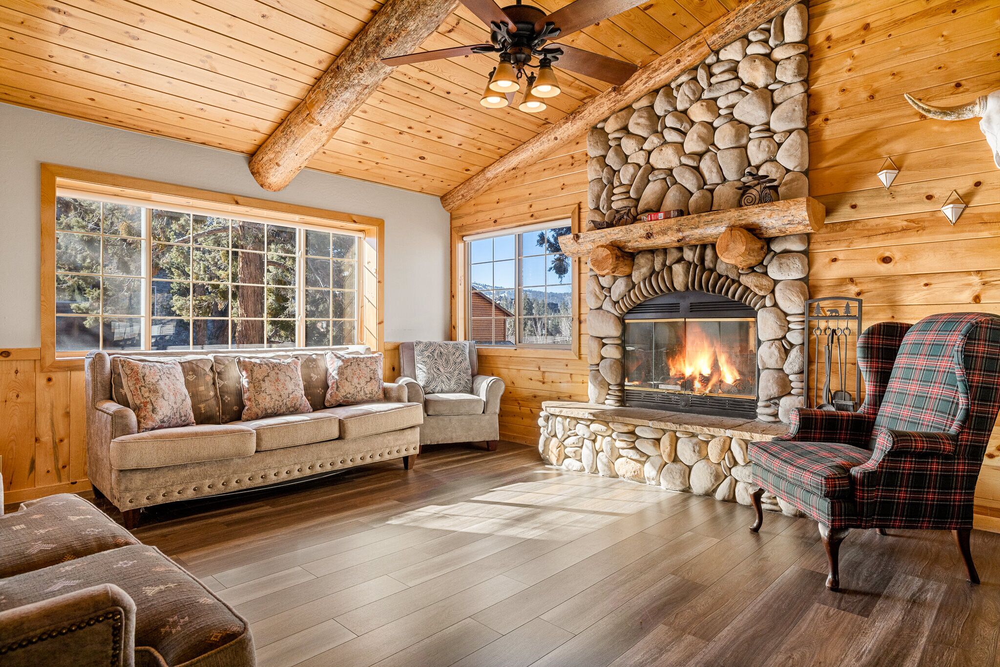 Hytte - flere senge - boblebad - bjergudsigt | Opholdsområde | 40-tommers tv med digitale kanaler, pejs