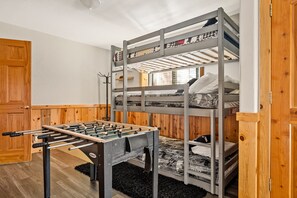 Cabane, plusieurs lits, bain à remous, vue montagne