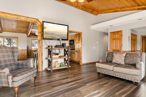 Cabane, plusieurs lits, bain à remous, vue montagne | Coin séjour | Télévision de 40 pouces avec chaînes numériques, cheminée