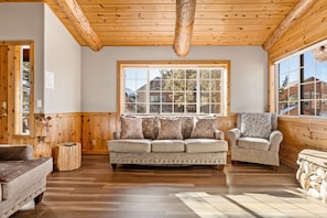 Cabane, plusieurs lits, bain à remous, vue montagne | Coin séjour | Télévision de 40 pouces avec chaînes numériques, cheminée