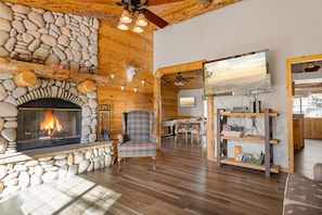 Cabane, plusieurs lits, bain à remous, vue montagne | Intérieur