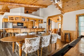 Cabane, plusieurs lits, bain à remous, vue montagne | Cuisine privée | Réfrigérateur, micro-ondes, four, plaque de cuisson