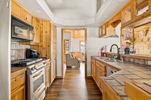 Cabane, plusieurs lits, bain à remous, vue montagne | Cuisine privée | Réfrigérateur, micro-ondes, four, plaque de cuisson