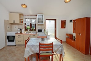 Frigorifero, microonde, forno, piano cottura