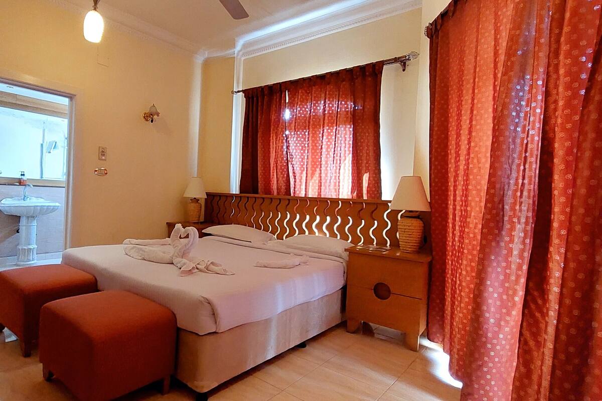 Habitación senior, 1 habitación, vista al jardín | 1 habitación, sábanas de algodón egipcio y ropa de cama de alta calidad