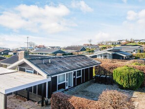 A residential area with modern houses, a covered patio, and a well-maintained garden. - 6 Person Holiday Home in Ronde (Ronde)