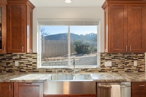 Coffee/tea maker, fridge, oven