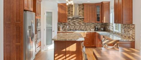 House, 3 Bedrooms | Dapur peribadi | Peti sejuk, ketuhar, pembancuh kopi/teh